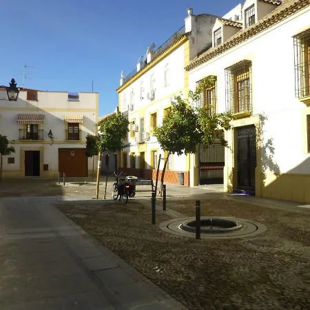 Bed For 4. Typical Quiet And Authentic Area בית אירוח